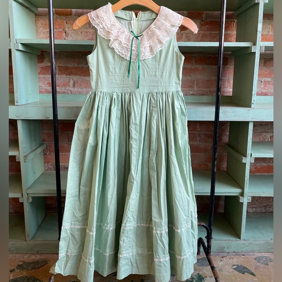 Vintage green dress with lace and bows - Picture 1 of 9